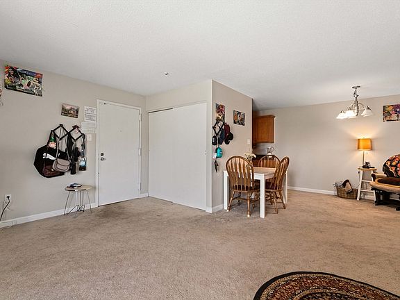 5th image of 10 Village Green Ln APT 19