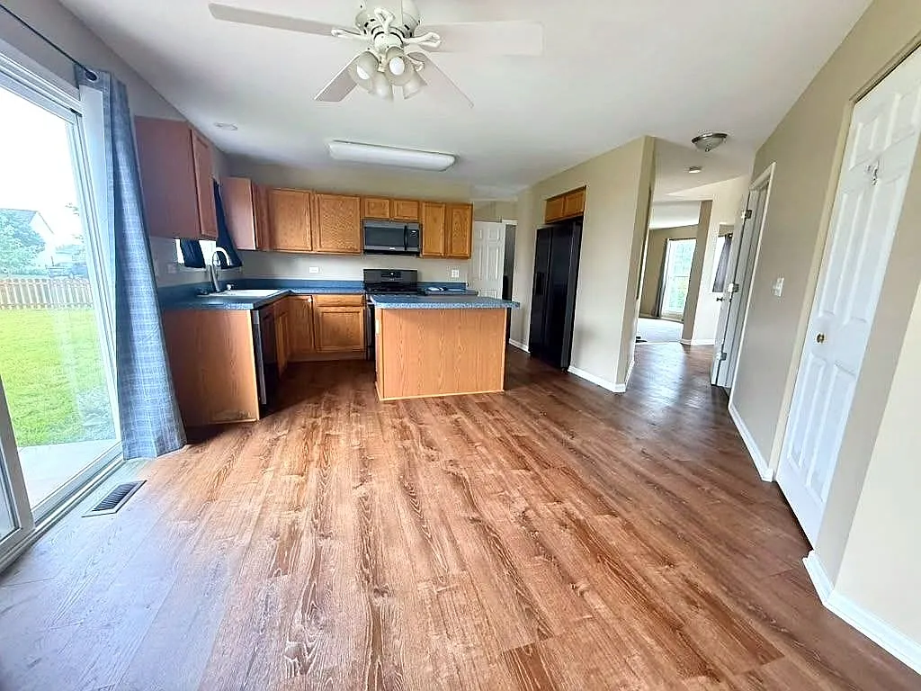 4 bed, 3028 sqft, $3,750 — Photo 2