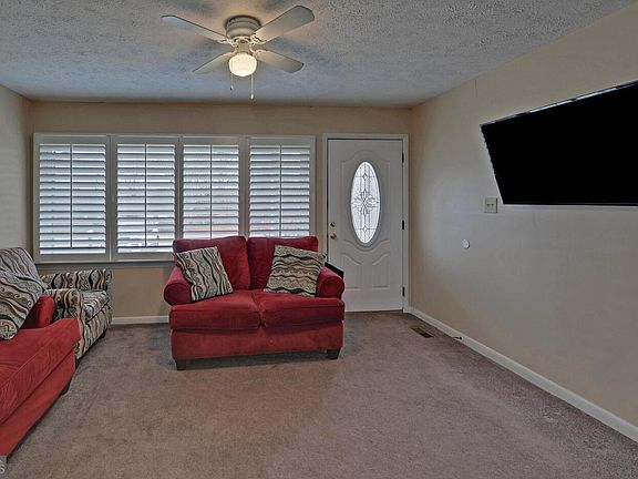 3rd image of 926 Skyline Dr