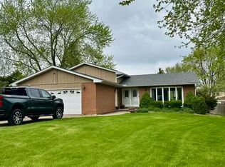 3 Shore Dr, Oswego, IL 60543