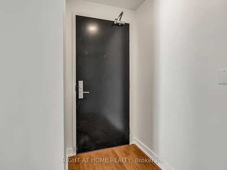 650 King St W #605 — Photo 8