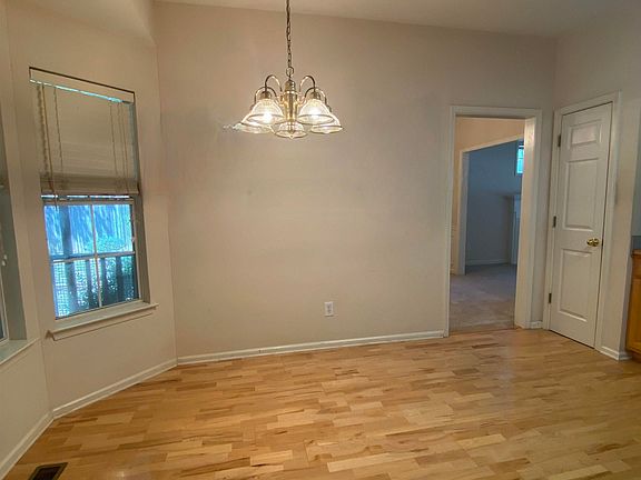 5th image of 250 Woodbury Dr