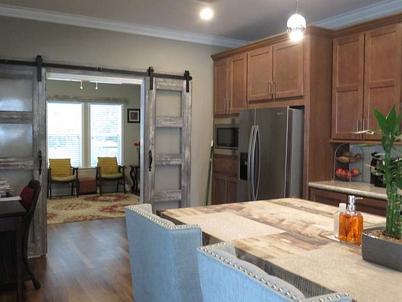 3rd image of 819 Holly Hill Dr