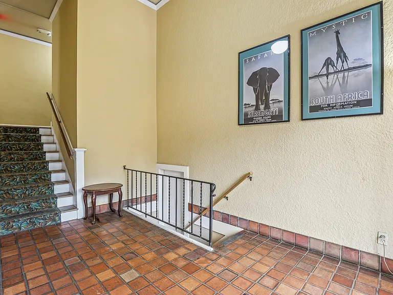 2128 SE Hawthorne Blvd - Caldwell Apartments — Photo 3