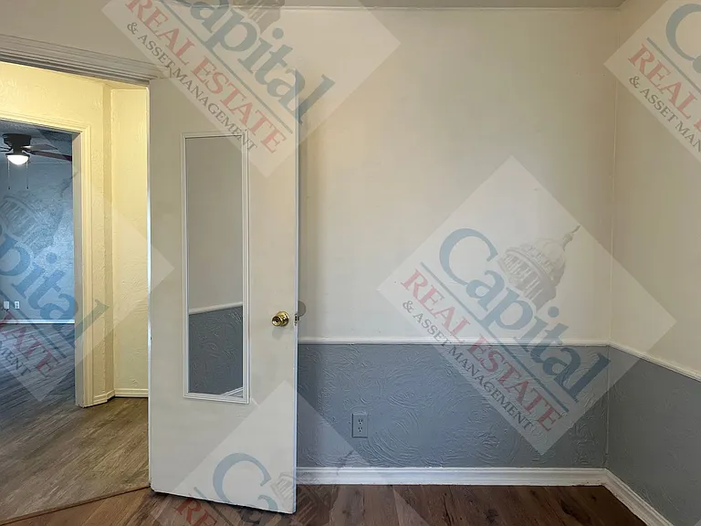 219 E Douglas Dr — Photo 15
