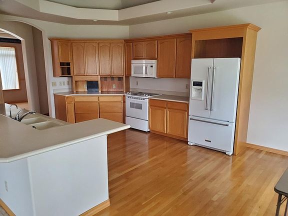2nd image of 924 Dogwood Ln