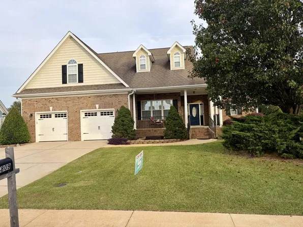 809 Wroxham Ln, Hope Mills, NC 28348