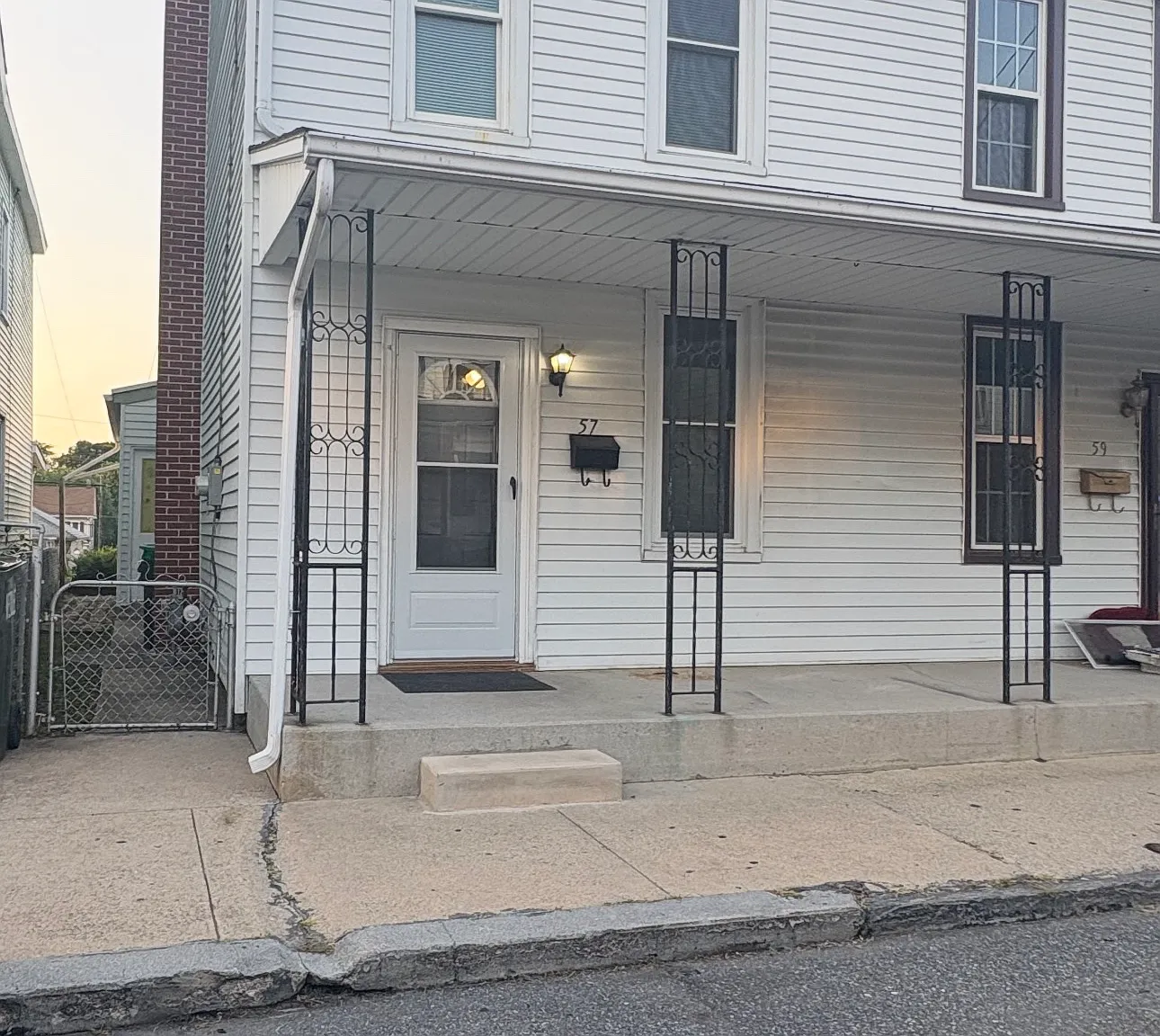 3 bed, 1.5 bath, 1064 sqft, $1,650 — Photo 1