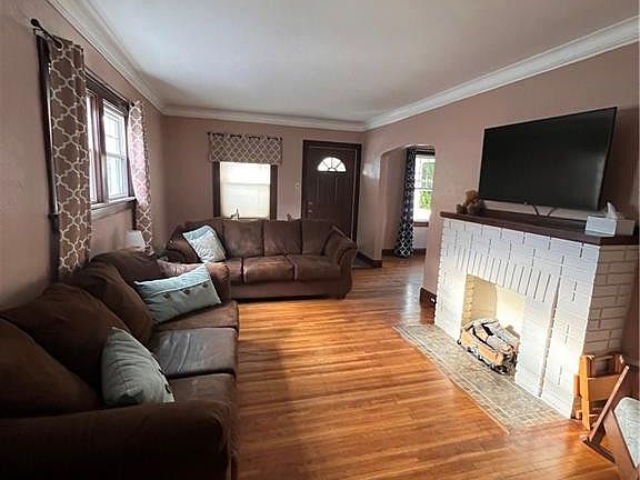 3rd image of 1923 Glencairn Ave