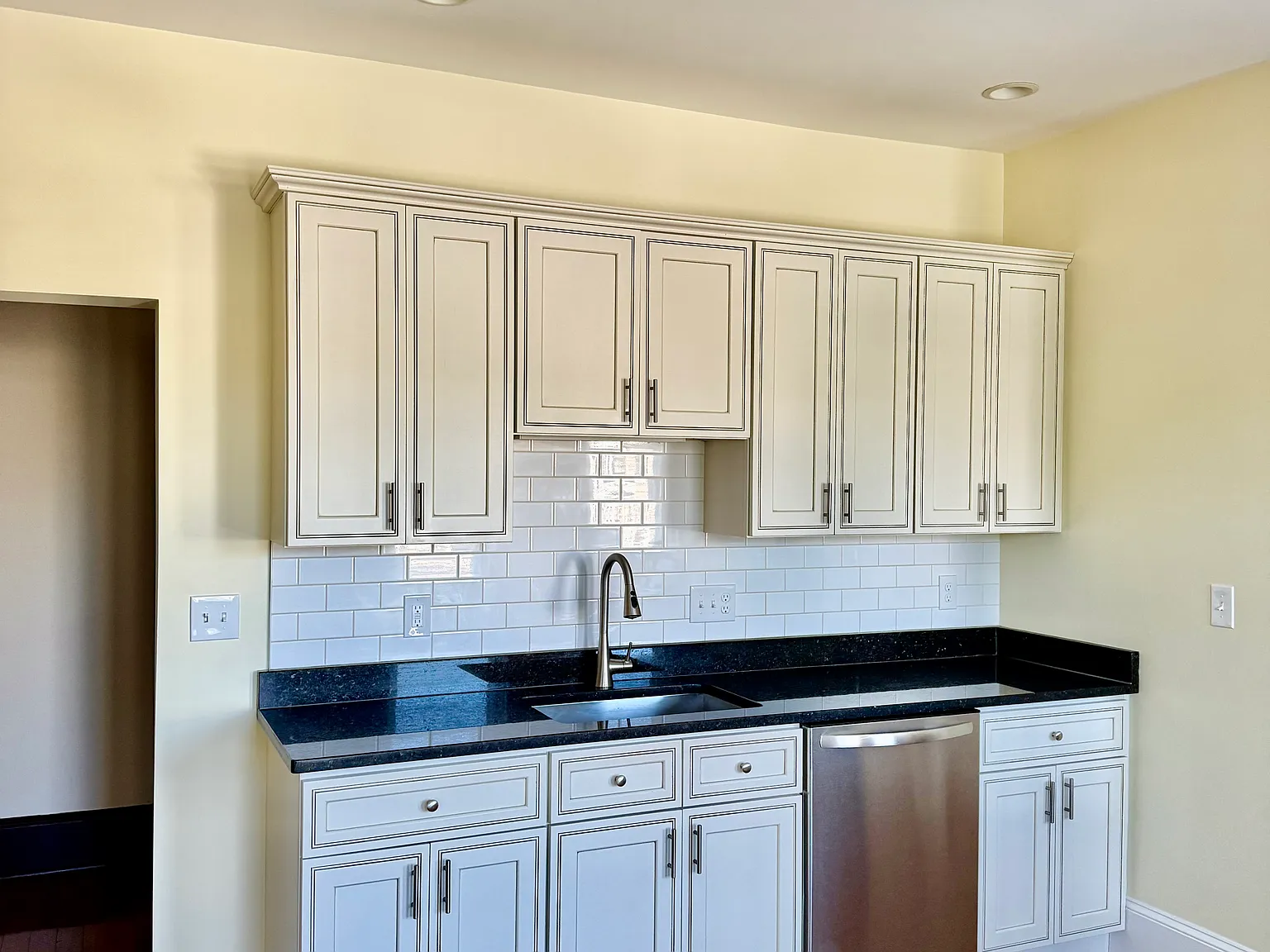 3 bed, 1200 sqft, $3,350 — Photo 3