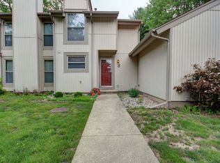 8 Colony West Dr, Champaign, IL