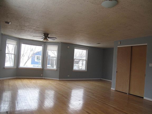 5th image of 3349 N Kilbourn Ave