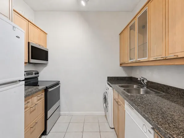 827 W 16th St #304, North Vancouver, BC V7P 1R2