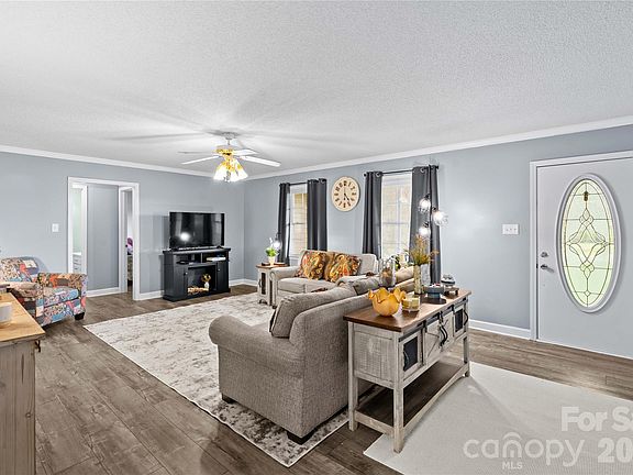 4th image of 105 Saddle Wood Ln