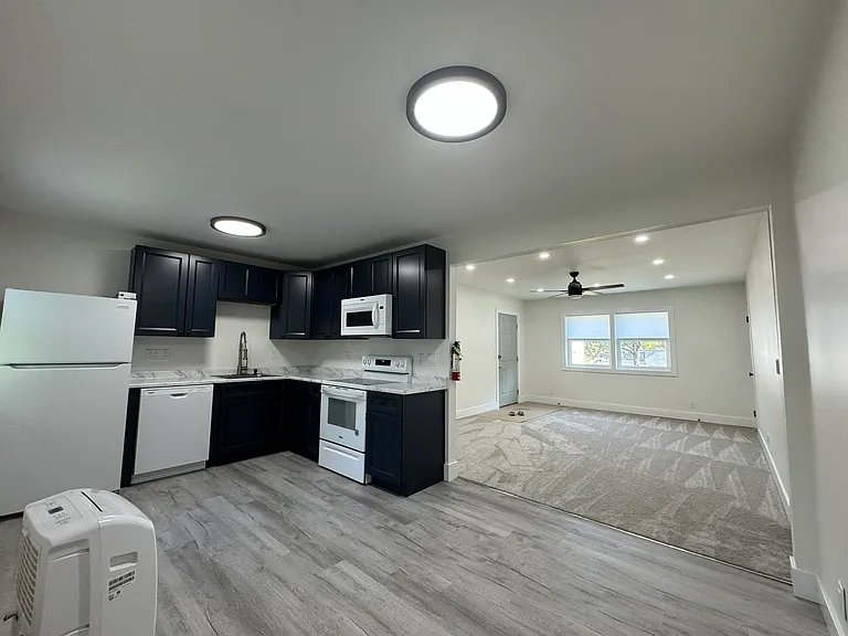 124 Sherwood Sq #124 — Photo 3