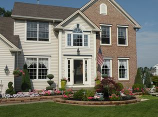 24 Stone Hedge Dr, Lancaster, NY 14086