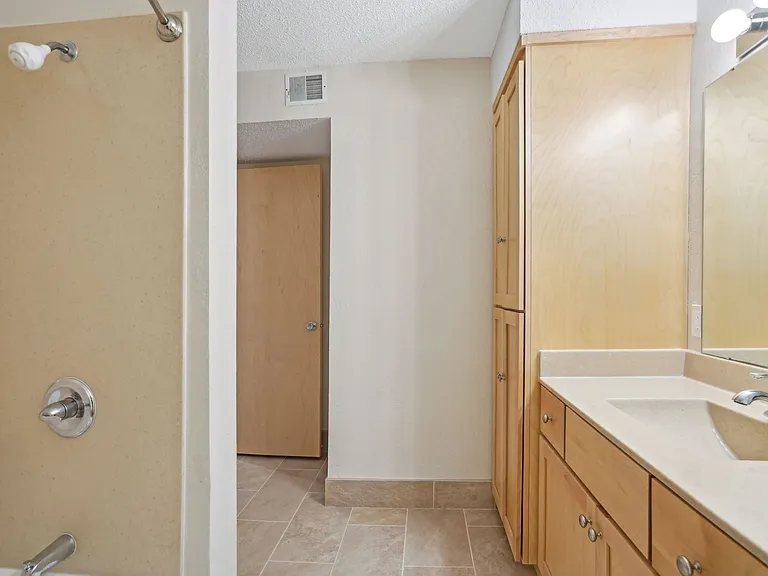 Larpenteur Estates Apartments — Photo 18