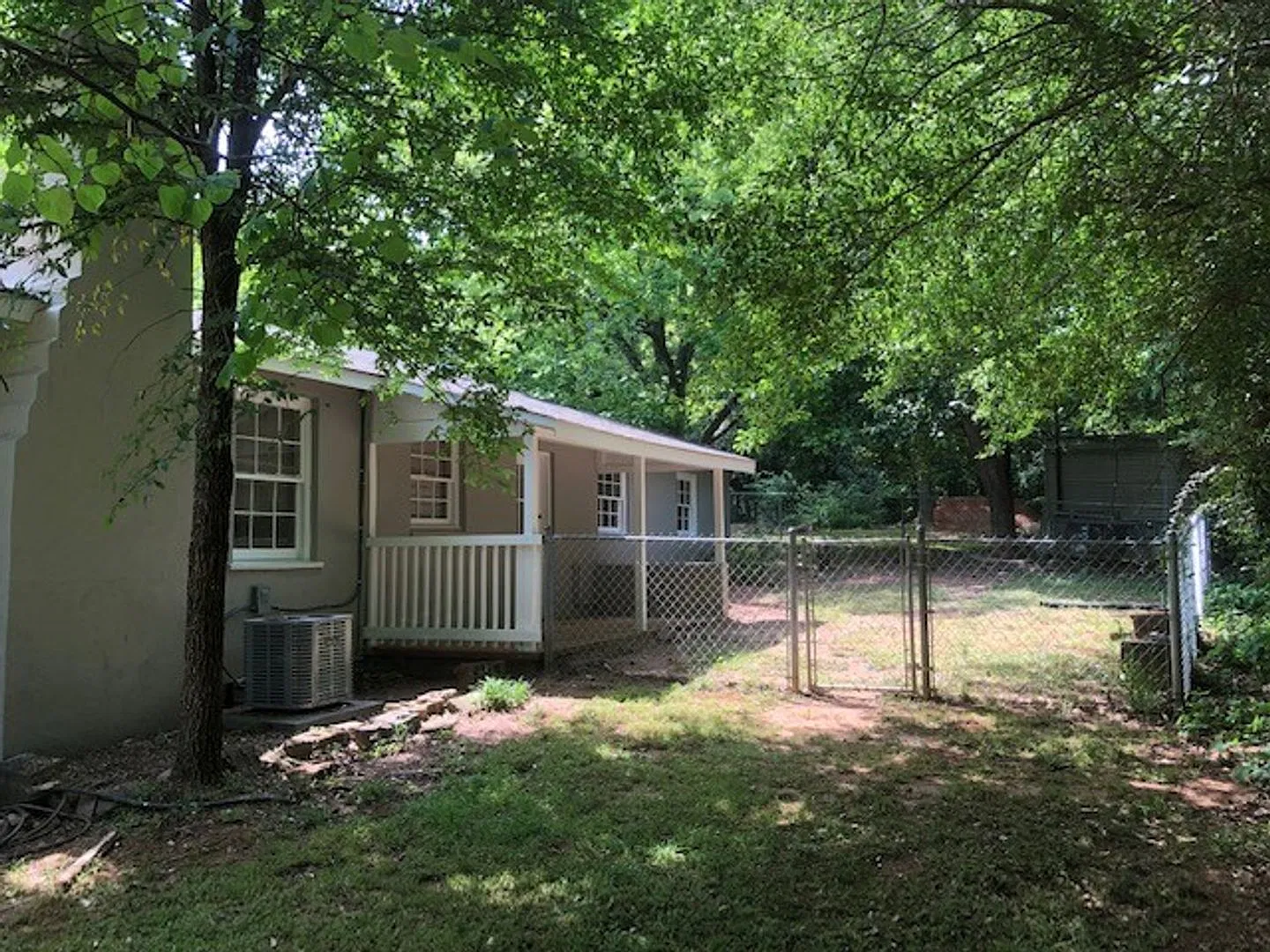 2 Bed/1 Bath House just off Lexington Rd. — Photo 3