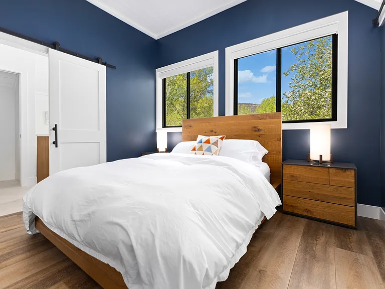 Upstairs master en-suite bedroom