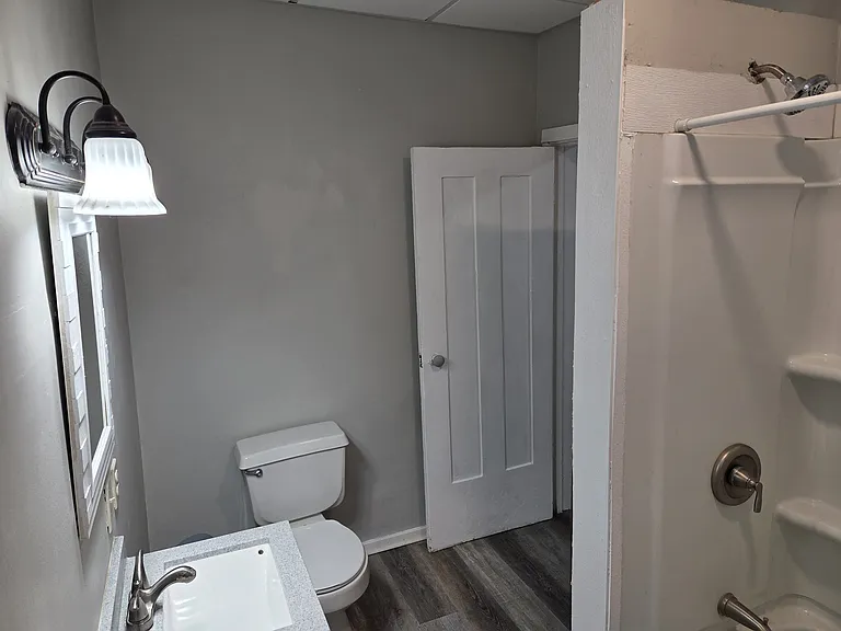 419 E Division St — Photo 2