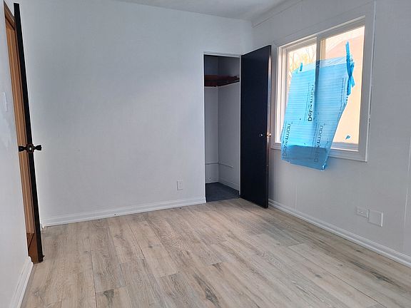 4th image of 14227 S La Salle St