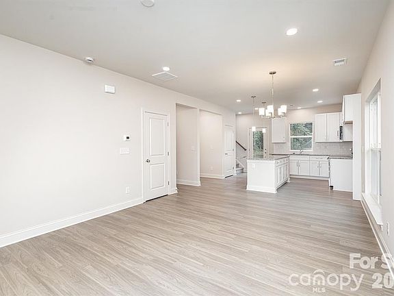 5th image of 225 Butterfield Cir