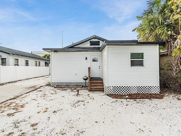 2321 W Green St — Photo 36