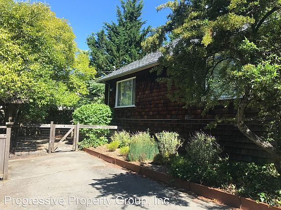 4th image of 933 E Blithedale Ave #A
