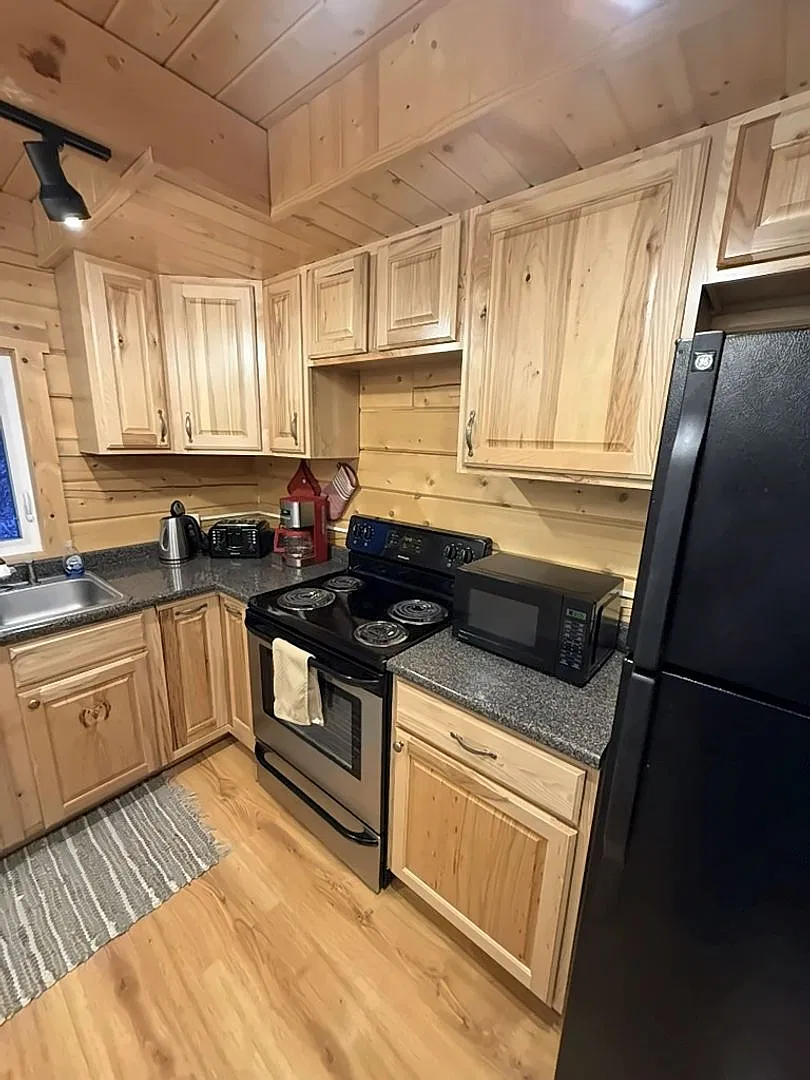 Cozy 1 Bed Cabin in the Trees Partially Furnished w/ Laundry & Running Water 10 Min to Eielson AF... — Photo 2