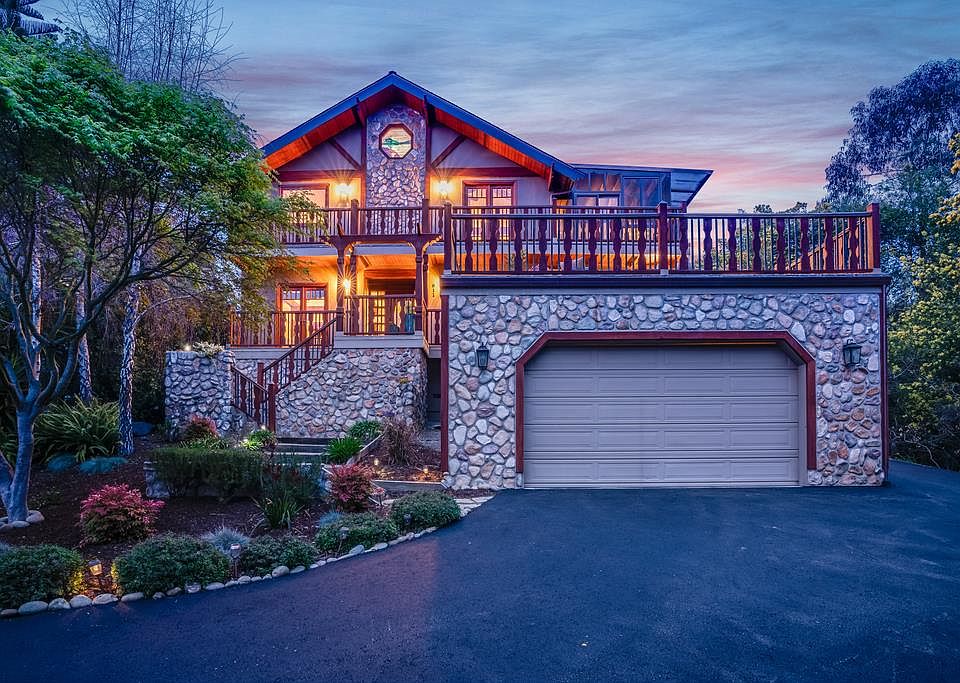 1st image of 811 Pinehurst Dr