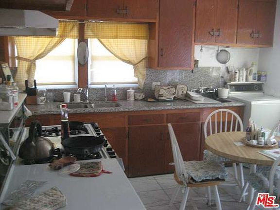 3rd image of 832 W 50th St