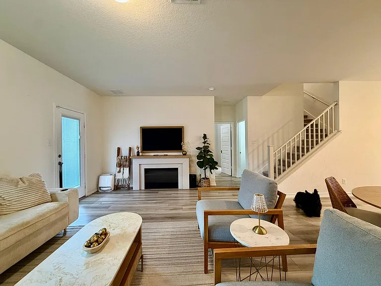 5024 Galvan Mnr — Photo 4