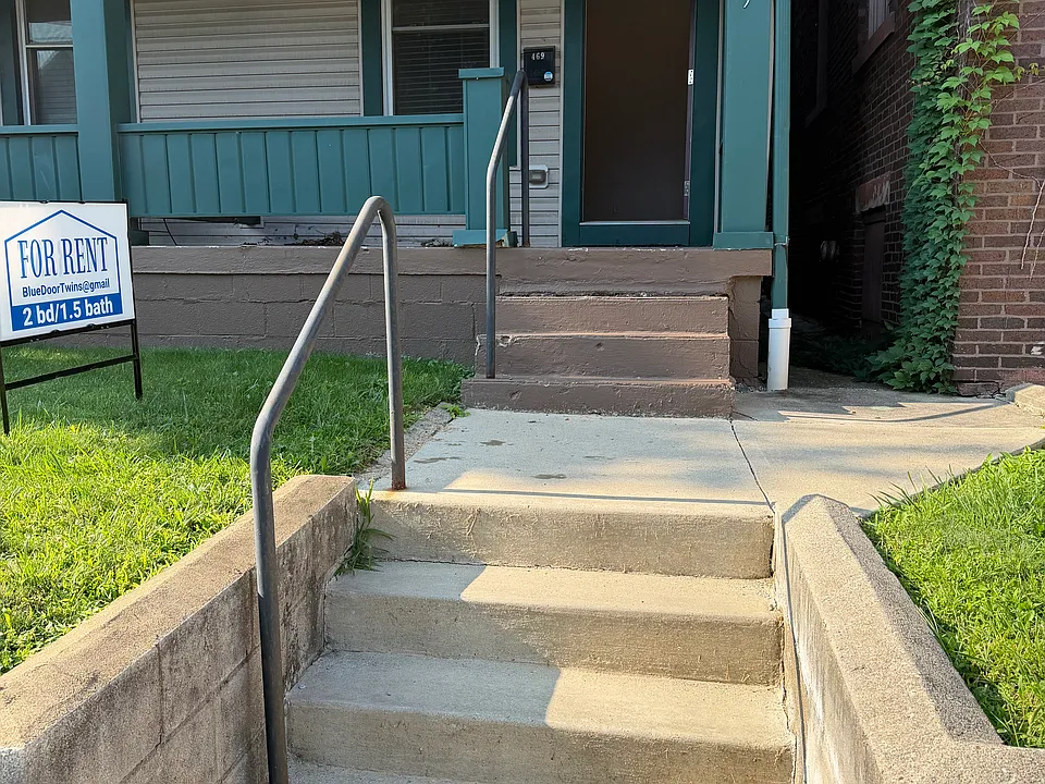 469 W 3rd Ave