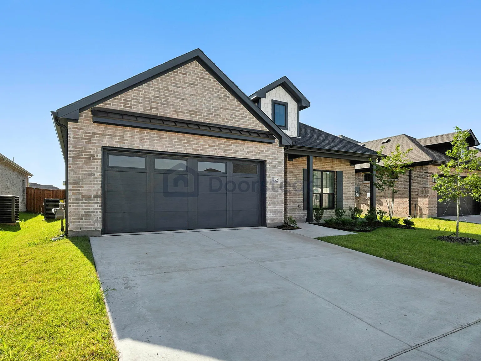5 bed, 3.0 bath, 2500 sqft, $2,800 — Photo 2