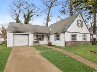 196 Cornwell Ave, Valley Stream, NY 11580