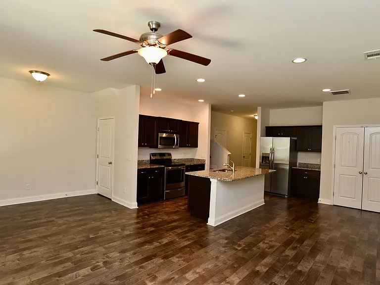411 Ferguson Ln — Photo 4
