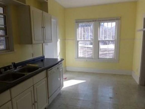 3rd image of 1487 Porter St