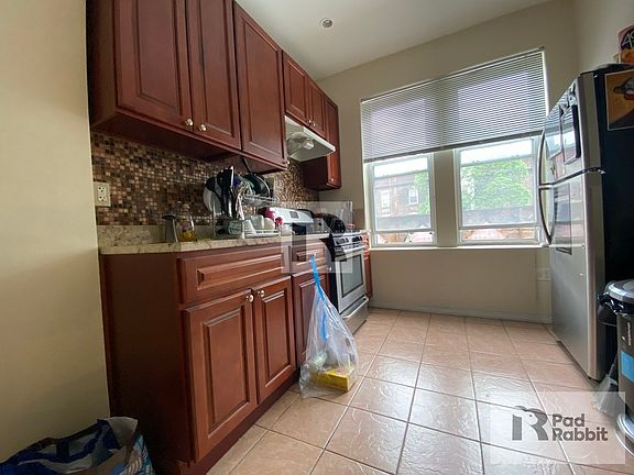 4th image of 660 Rogers Ave #2R
