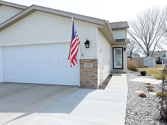 3rd image of 719 14th Ave E