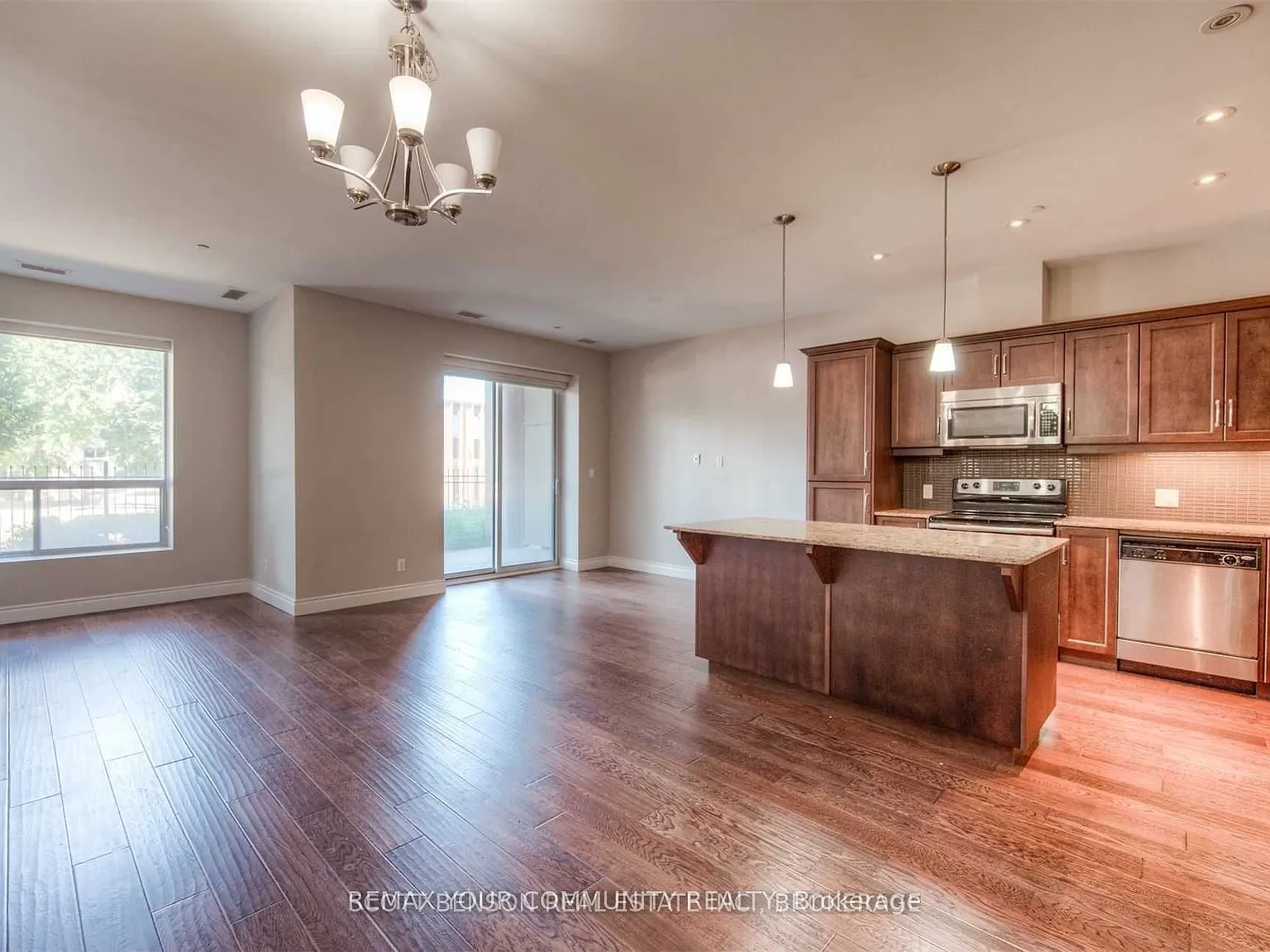 Westmount Grand Condos — Photo 4