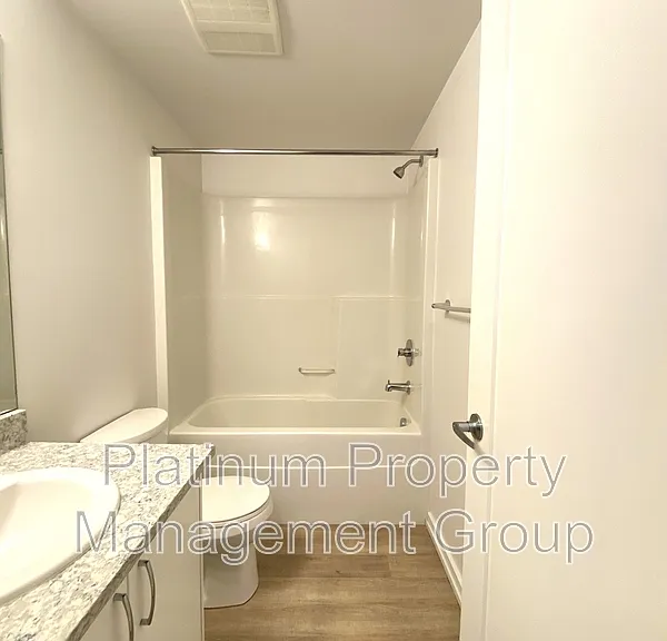 450 8th Ave SE #205 — Photo 3