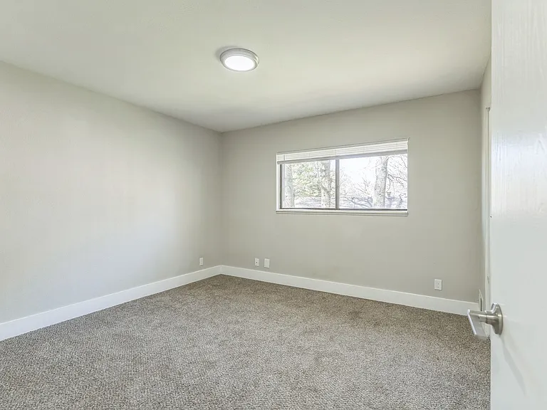 Pine Creek Apartments — Photo 6