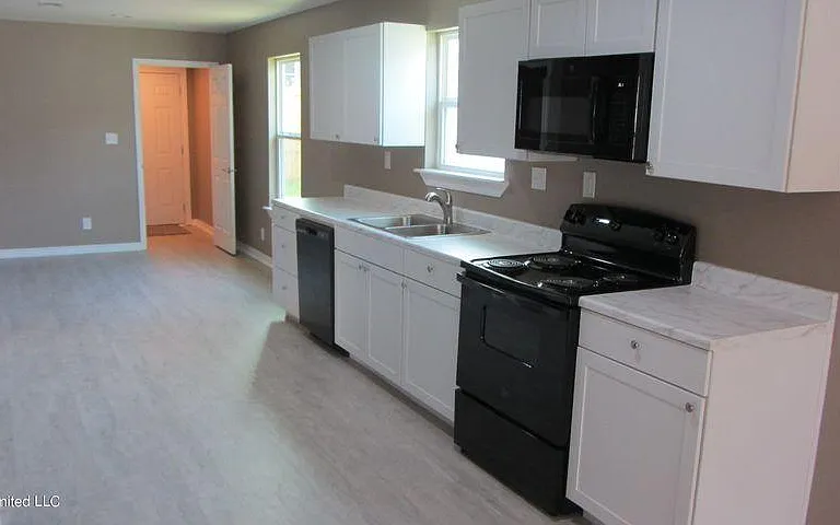17317 Avondale Cir — Photo 6