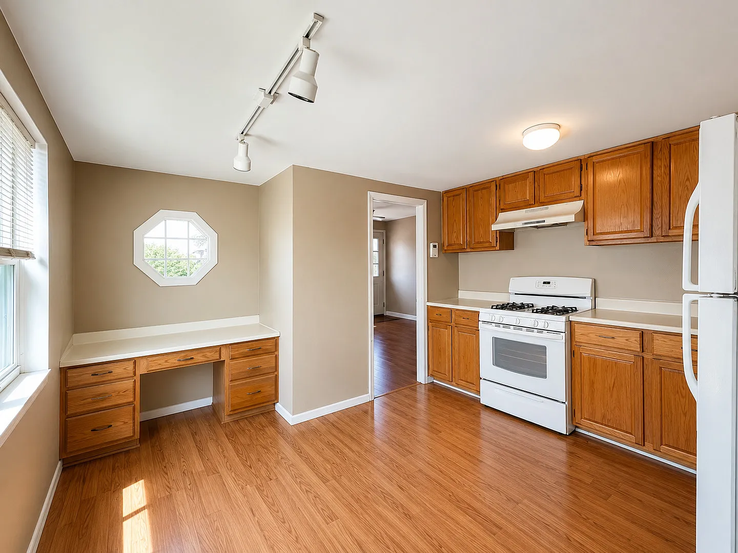 2 bed, 700 sqft, $1,997 — Photo 4