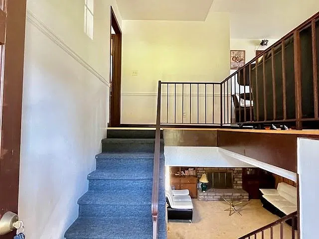 5 bed, 2.0 bath, 1971 sqft, $2,495 — Photo 2
