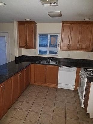 1st image of 587 S Mistletoe Ave