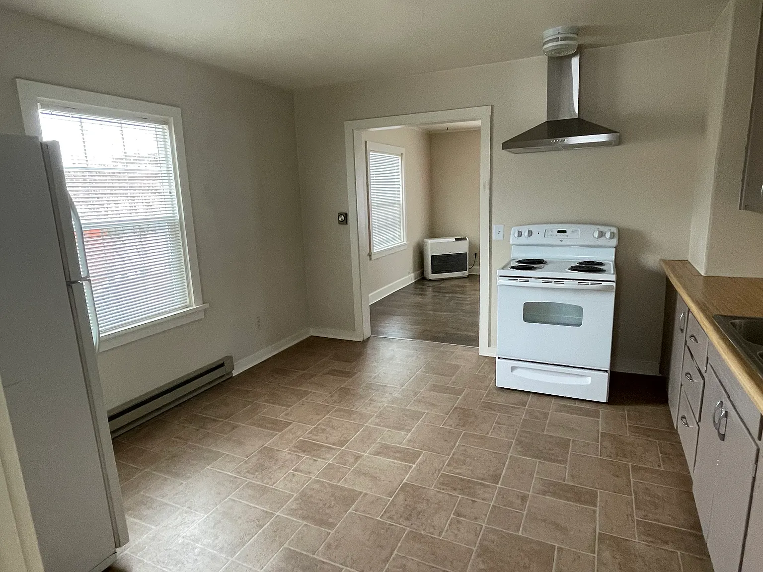 2 bed, 900 sqft, $1,100 — Photo 3