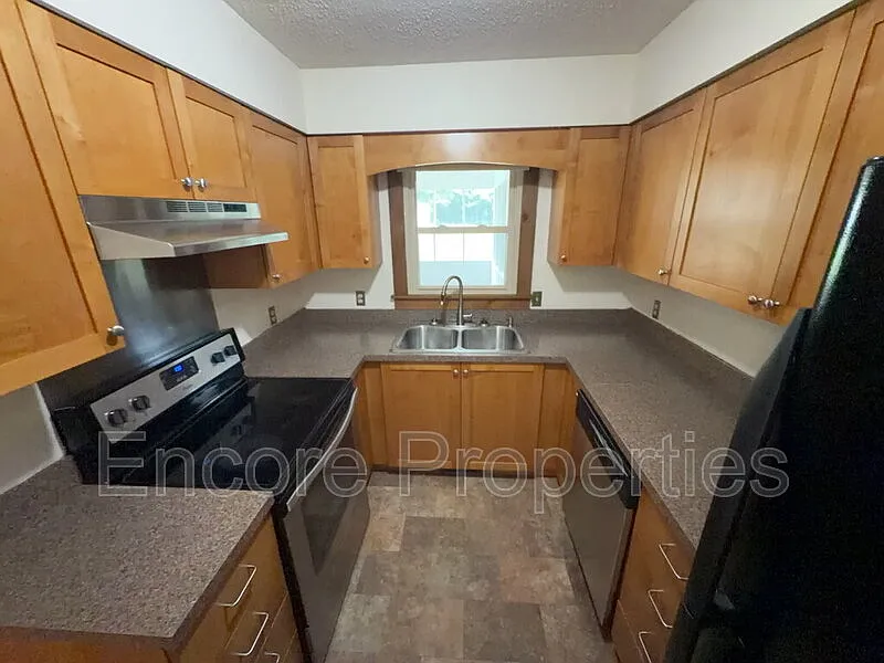 3 bed, 1.5 bath, 1400 sqft, $1,695 — Photo 3