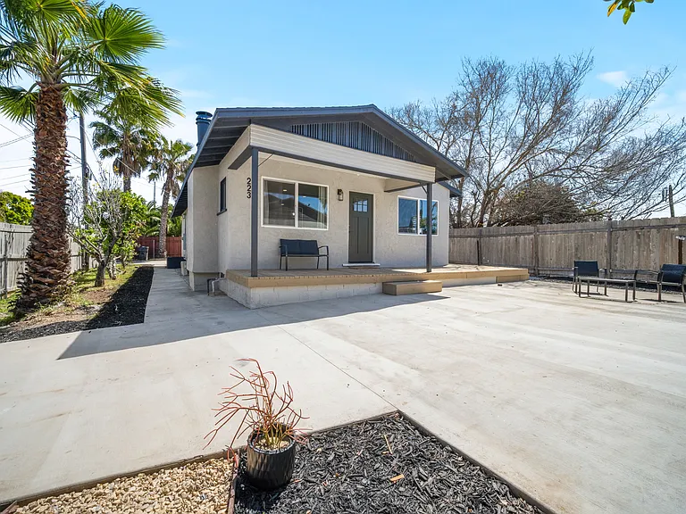 223 Emerson St — Photo 2