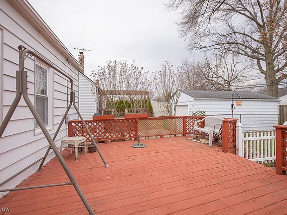 4th image of 376 E 330th St